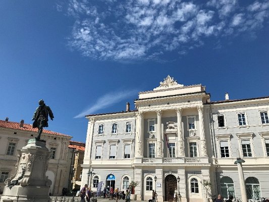 13. Městská radnice a socha Giuseppe Tarтiniho – slavného houslisty, místního rodáka, podle kterého je náměstí pojmenováno